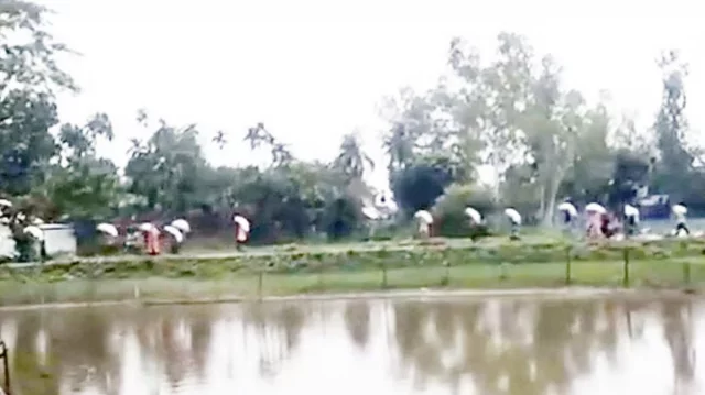 কুড়িগ্রামের ডিলারের গুদাম ভেঙে ১৯৭ বস্তা সার নিয়ে গেলেন কৃষকেরা 1 aa918d9d615cef2ba9b58994fd6378b4 6a8aeaba403be