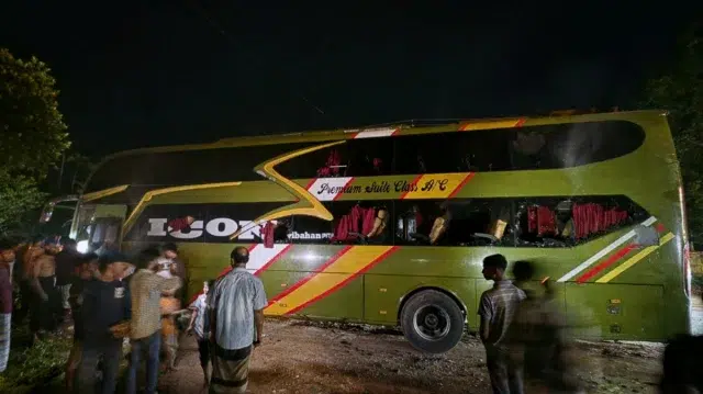 কক্সবাজার থেকে ঢাকাগামী আইকন পরিবহনের একটি এসি বাসে আগুন লাগার ঘটনা ঘটেছে। 1 b630adf6871aeb6a1f7a4c8453bec130 6a890da261fda