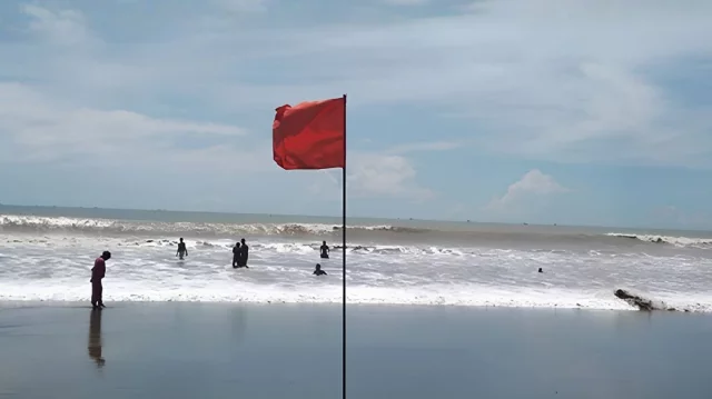 বঙ্গোপসাগরে লঘুচাপ, সমুদ্রবন্দরে ৩ নম্বর সতর্কতা 1 cea9f8a8d0cce749b5c62c20ccf37705 6a7d2e283675d