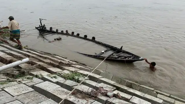 প্রায় ৭৫ মিটার বাঁধ ক্ষতিগ্রস্ত, নোঙর করা ২০ নৌকা ডুবেছে 1 0fdb4d3aed6d61b5ab64a3b127ae7747 6aac5015641d3