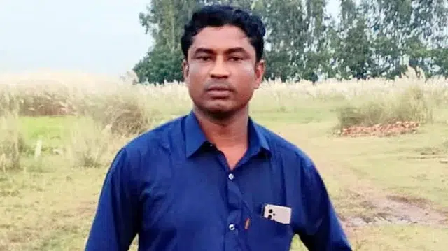 মাইকে ‘ডাকাত’ ঘোষণা দিয়ে কার্যক্রম নিষিদ্ধ যুবলীগ নেতাকে পিটিয়ে-কুপিয়ে হত্যা 1 d7ef5be0c320b08ae80bfc680720d570 6aa768a2b04ab