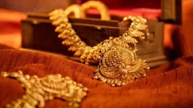 দেশে স্বর্ণের দামে পতন, ভরিতে কমলো কত 1 4630a9a7d4f69d0b8f879bb54e8416e7 6ae42c72aa0d5