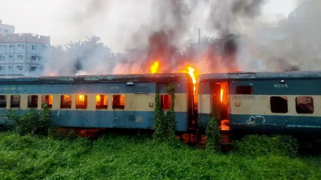 চট্টগ্রামে ট্রেনের পরিত্যক্ত বগিতে আগুন 1 788603e6d44b0712b3f25ecafdd8c271 6abfdd2dc7be0