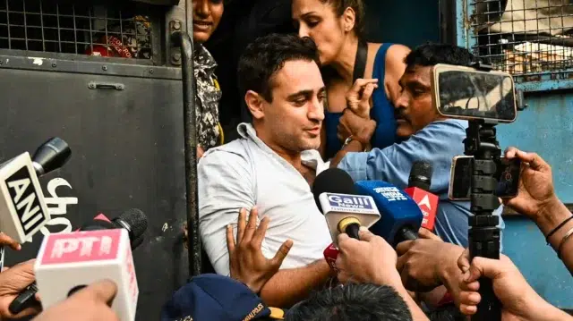 ভারত ছাড়ার নির্দেশে পেছাতে পারে ইমরান খানের কামব্যাক সিনেমা 1 7e7408e29129d279a5180bd09140d7e3 6ad2e9beb47de