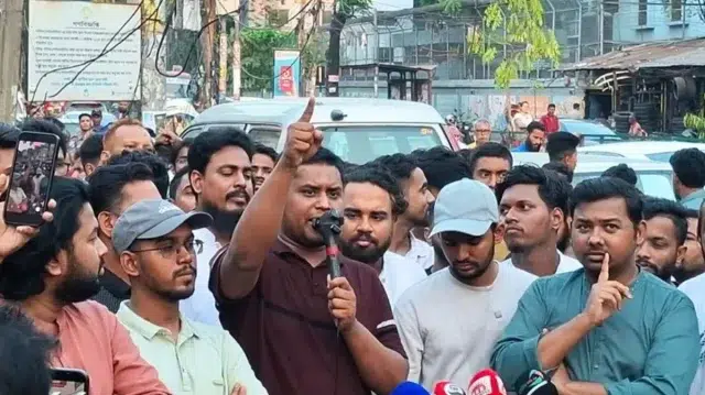 প্রধানমন্ত্রীর আশপাশের লোকজনের পকেটে সবসময় ফিরতি ফ্লাইটের টিকিট থাকে: হাসনাত আবদুল্লাহ 1 9331d0ec3aeaca2a820a5fb0a173a154 6ae0a8225b728