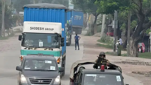 সেনাবাহিনীর কড়া নিরাপত্তায় রূপপুরে যাচ্ছে পারমাণবিক জ্বালানি ইউরেনিয়ামের চালান 1 e0edd6892fe6ddfa82a995d34aca27f7 6ac06b9da4a5b