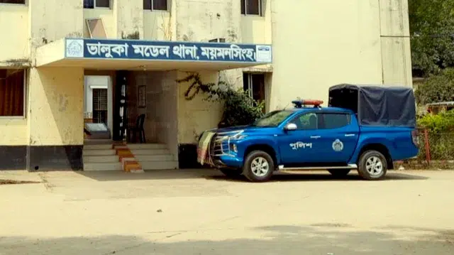 ভালুকায় আসামি ধরতে গিয়ে পুলিশের ওপর হামলা, আহত ৩ 1 e25a51ee2d88434d6ba7b652a2d15fb7 6ad82e3391b2d